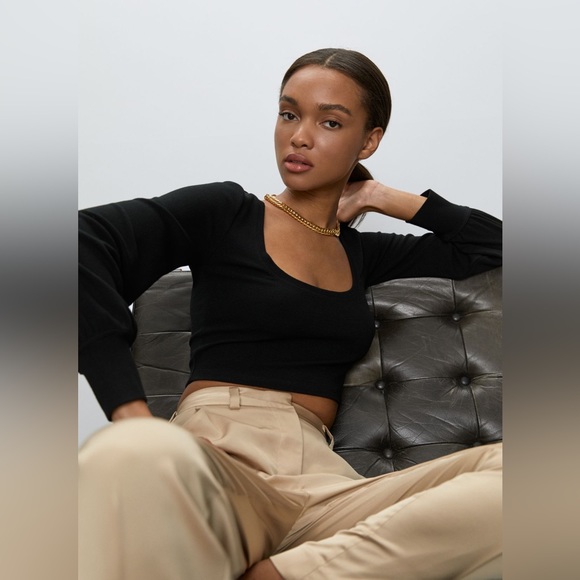 Aritzia Babaton Paxton Cuffed Longsleeve Black Low Scoop Neck Cropped Top Blouse - Picture 5 of 15